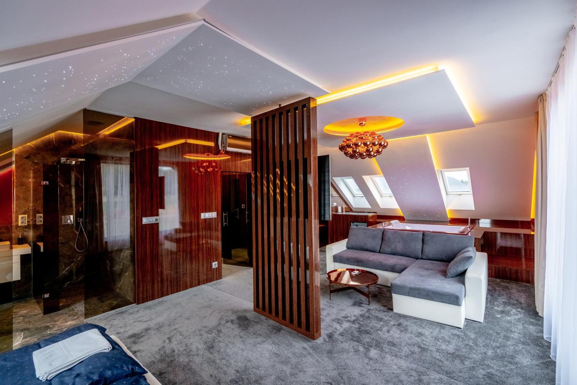 Aroma Gold Hotel Dolni Bousov ภายนอก รูปภาพ