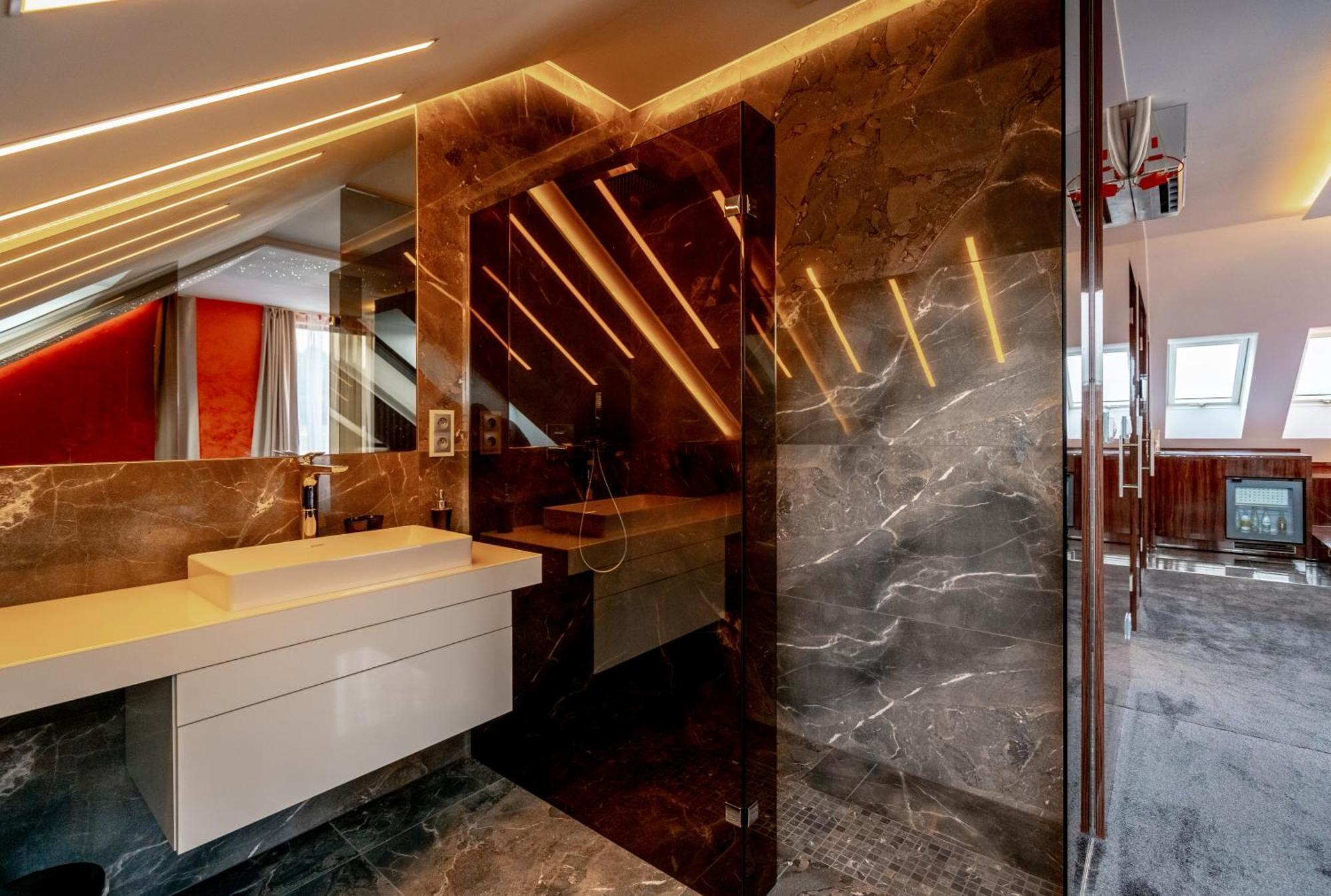 Aroma Gold Hotel Dolni Bousov ภายนอก รูปภาพ